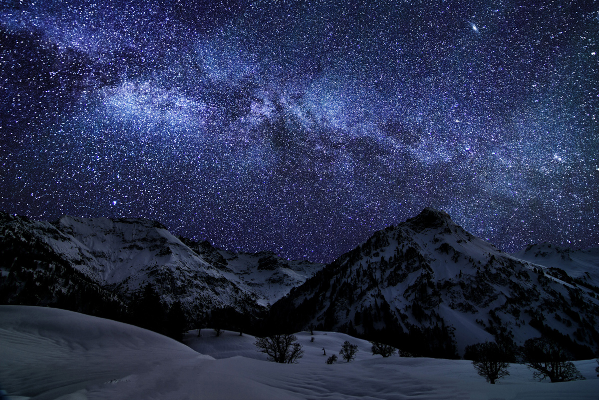 Milchstraße über verschneitem Hinterstein, Winterliche Berglandschaft unter Sternenhimmel, Magische Winternacht
