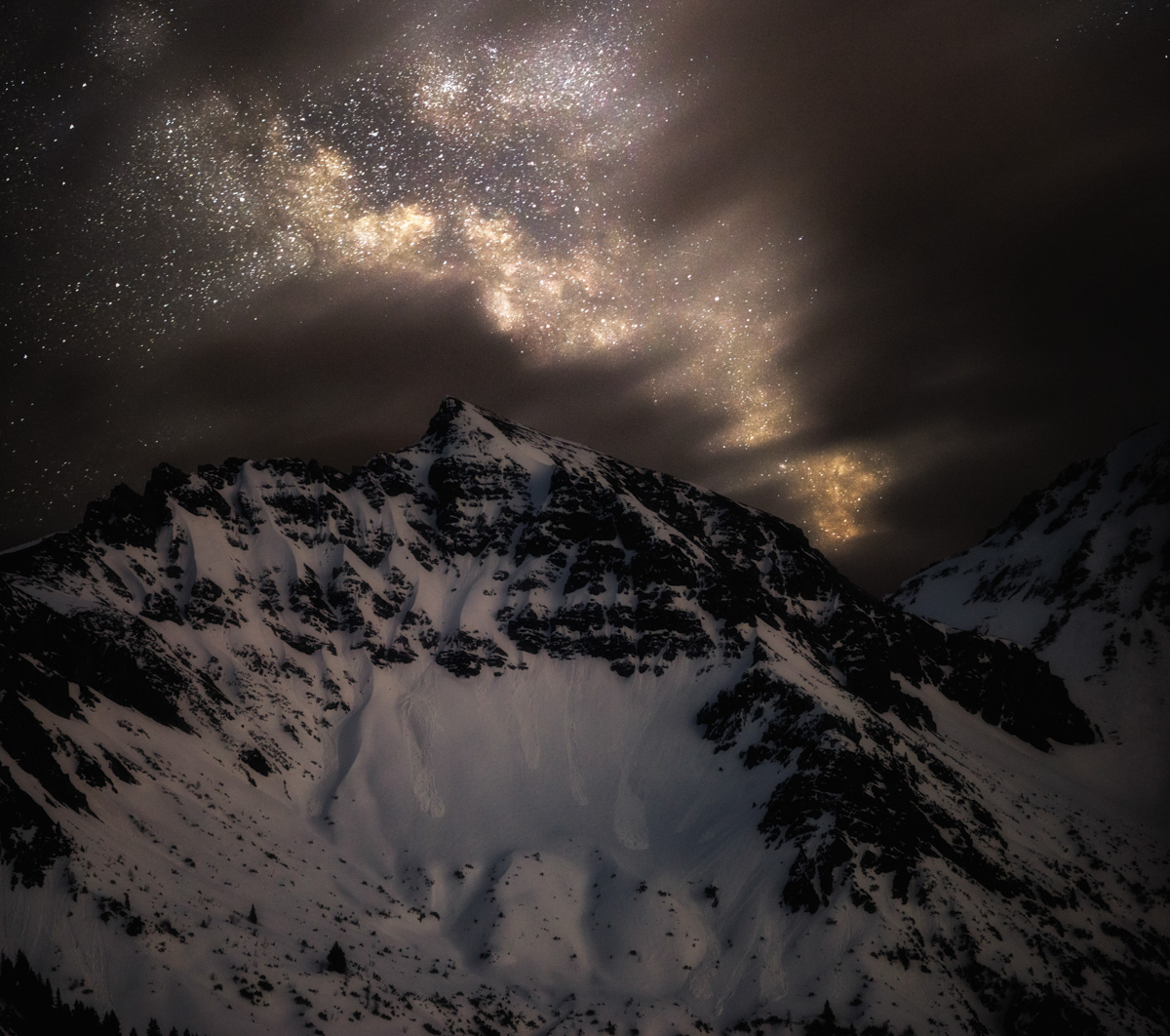 Hinterstein, Milchstraße über verschneiter Schänzlespitz, Winternacht - Astrofotografie Allgäu