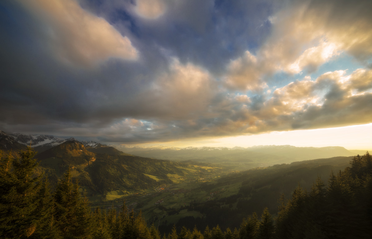 Hindelang Imberger Horn, Sonnenuntergang über dem Illertal mit dramatischem Wolkenhimmel, Abendstimmung - Bergfotografie
