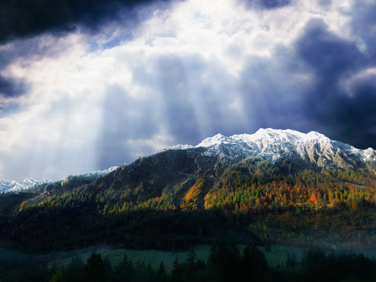 Hinterstein, Breitenberg mit Wolkenstrahlen, Herbstliche Bergstimmung - Bergfotografie Oberallgäu