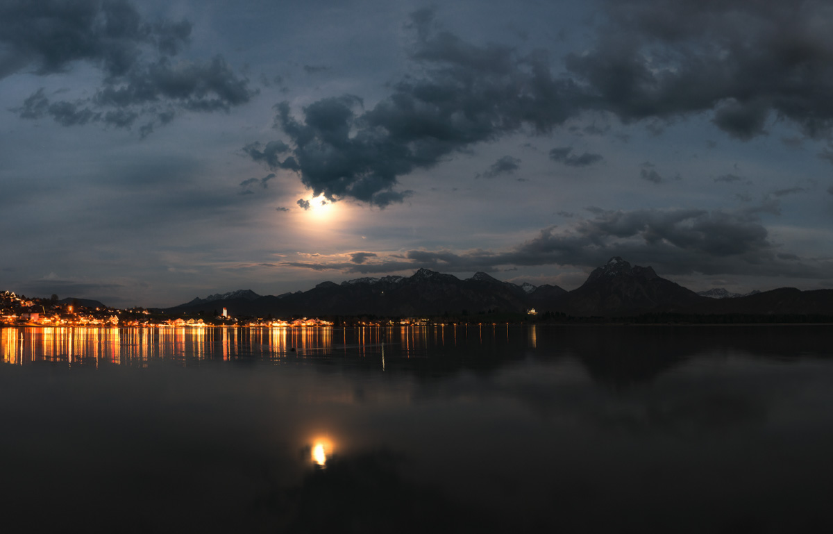 Ostallgäu, Vollmond über Forggensee und Hopfensee mit Bergkulisse, Mondnacht - Nachtfotografie Allgäu