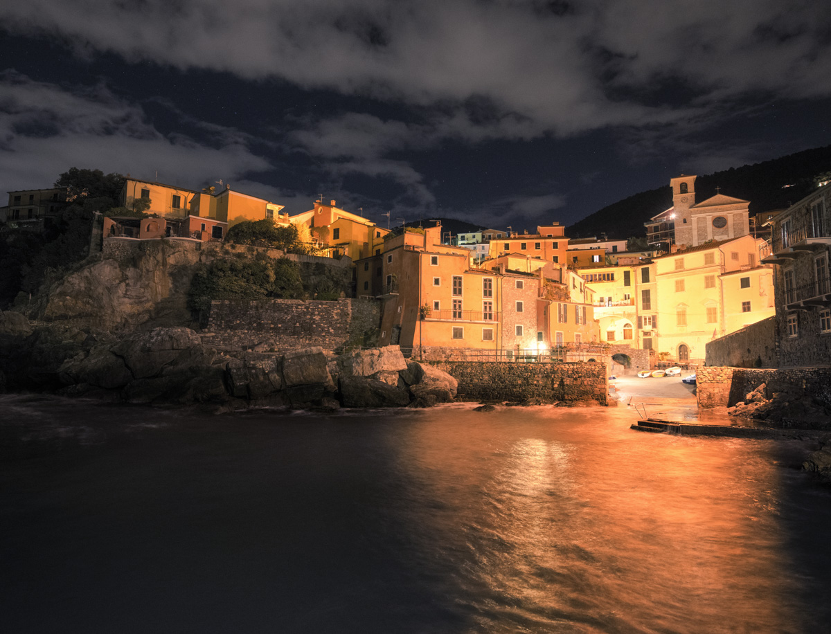 Tellaro, Beleuchtetes Fischerdorf am Mittelmeer bei Nacht, Ligurische Magie - Reisefotografie Italien Cinque Terre
