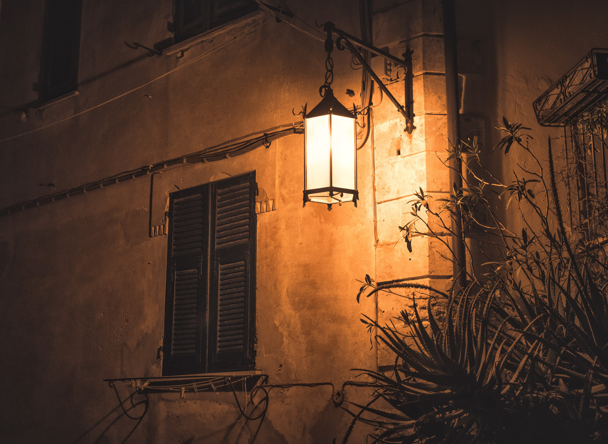 Tellaro, Historische Laterne an mediterraner Hausfassade bei Nacht, Goldenes Licht - Reisefotografie Italien Ligurien