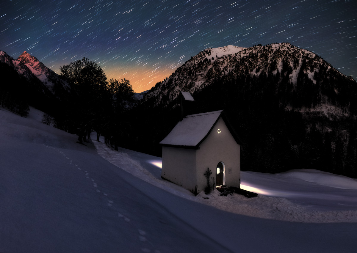 Gerstruben Oberstdorf, Winterkapelle unter Sternspuren in verschneiter Berglandschaft, Weihnachtsstimmung - Nachtfotografie