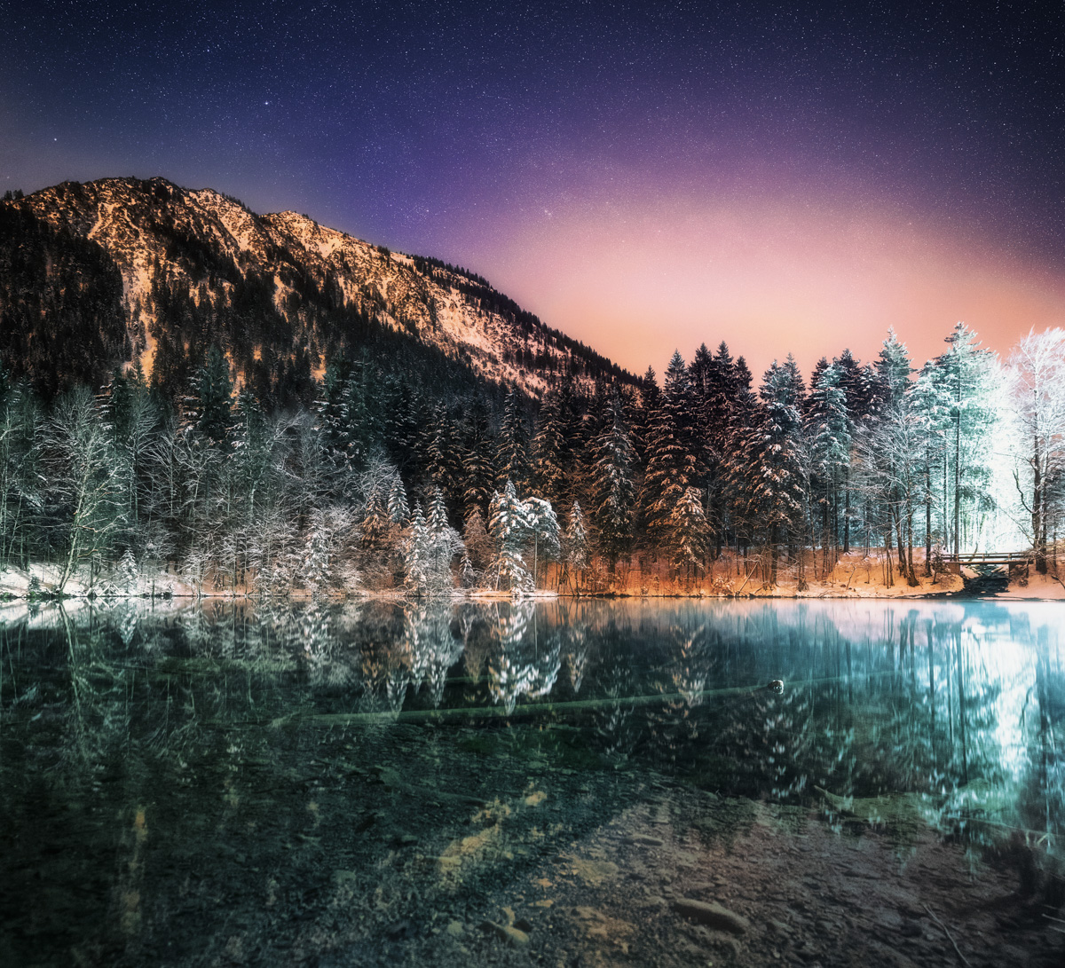 Christlesee Spielmannsau, Türkiser Bergsee mit Spiegelung in verschneiter Winternacht, Winterzauber - Nachtfotografie Allgäu