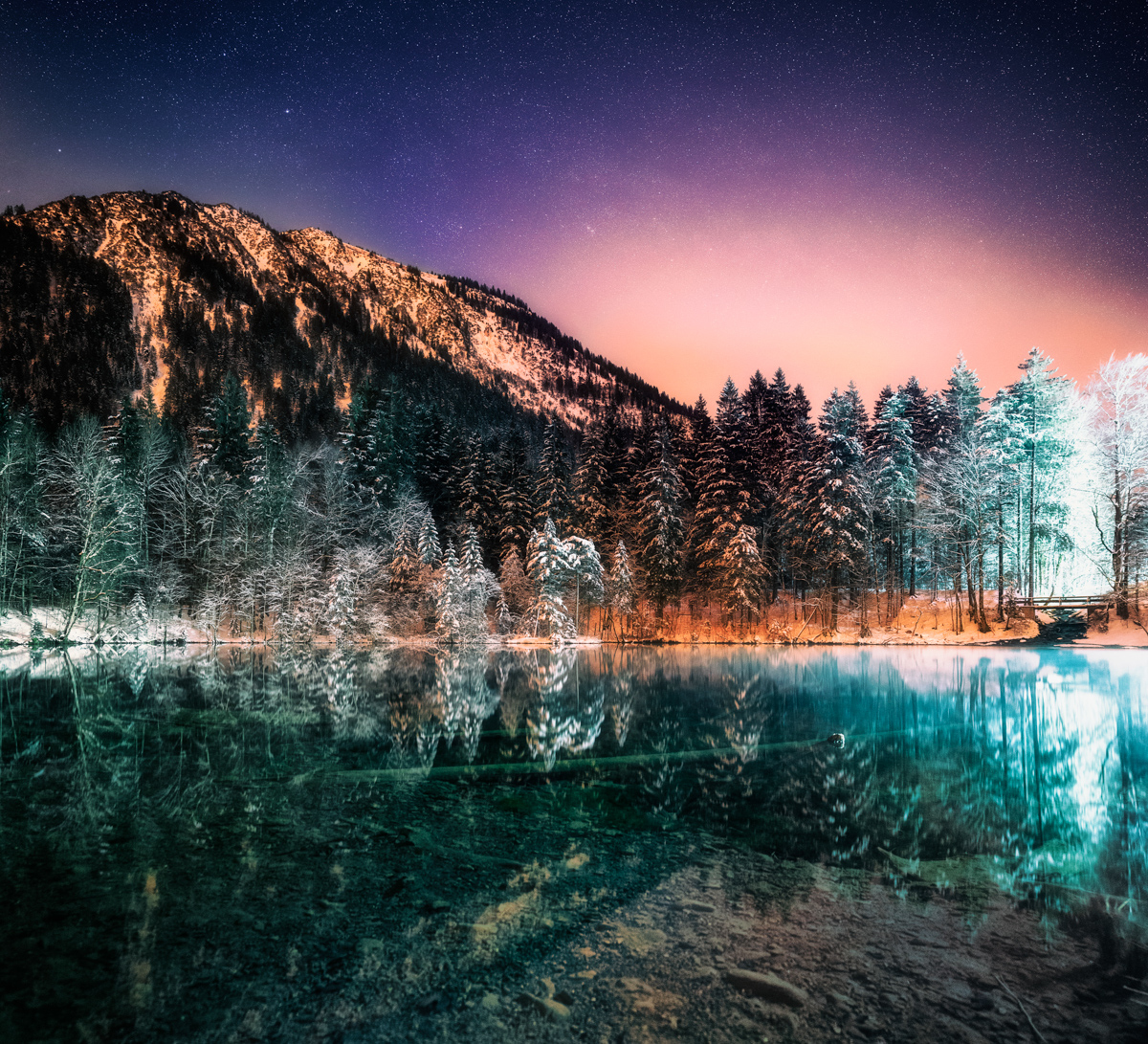 Christlesee bei Nacht, Türkisklares Wasser und verschneite Bäume unter Sternenhimmel, Winterliche Märchenlandschaft