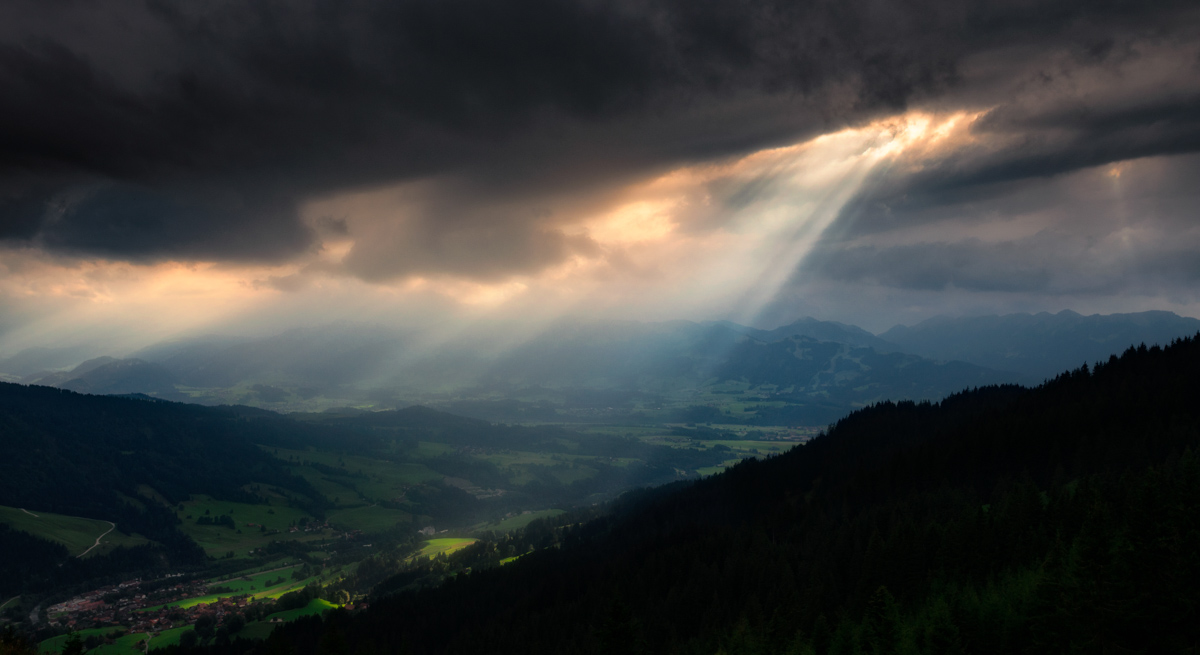 Bad Hindelang, Sonnenstrahlen durch Gewitterwolken, Schwarz-Weiß - Landschaftsfotografie Oberallgäu