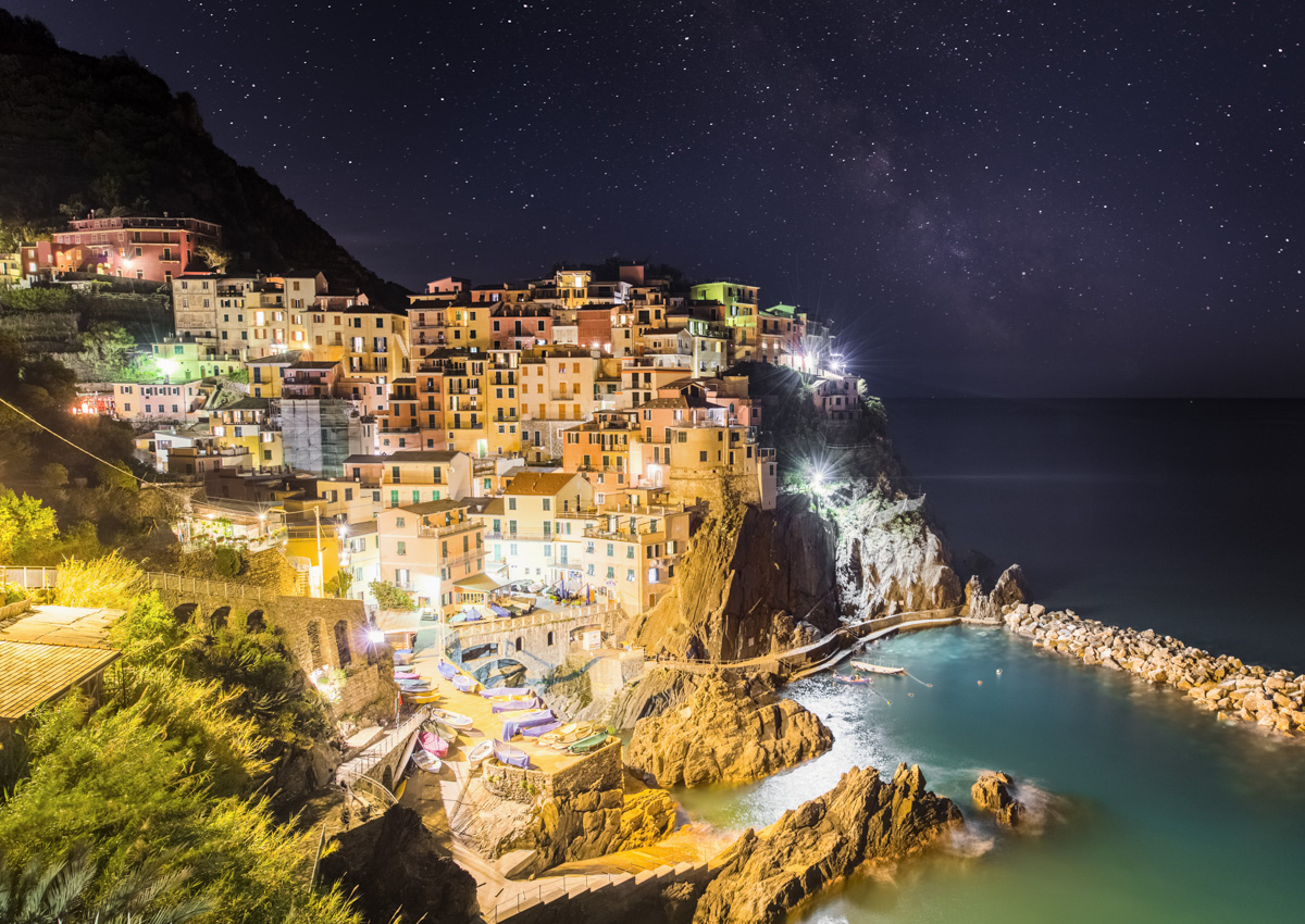 Manarola, Cinque Terre unter der Milchstraße mit türkisem Meer, Sternenklare Sommernacht - Nachtfotografie Italien Ligurien