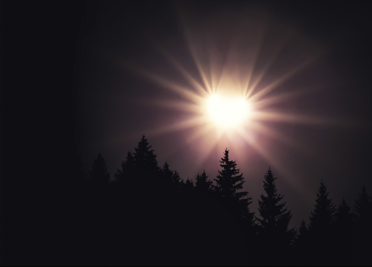 Bad Oberdorf, Vollmond über Nadelwald im Allgäu bei Mondfinsternis, Nachtstimmung - Astrofotografie Oberallgäu