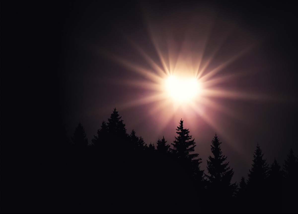 Strahlender Vollmond über Tannenwald, Mondfinsternis und Lichtstrahlen bei Hindelang, Mystische Nachtatmosphäre
