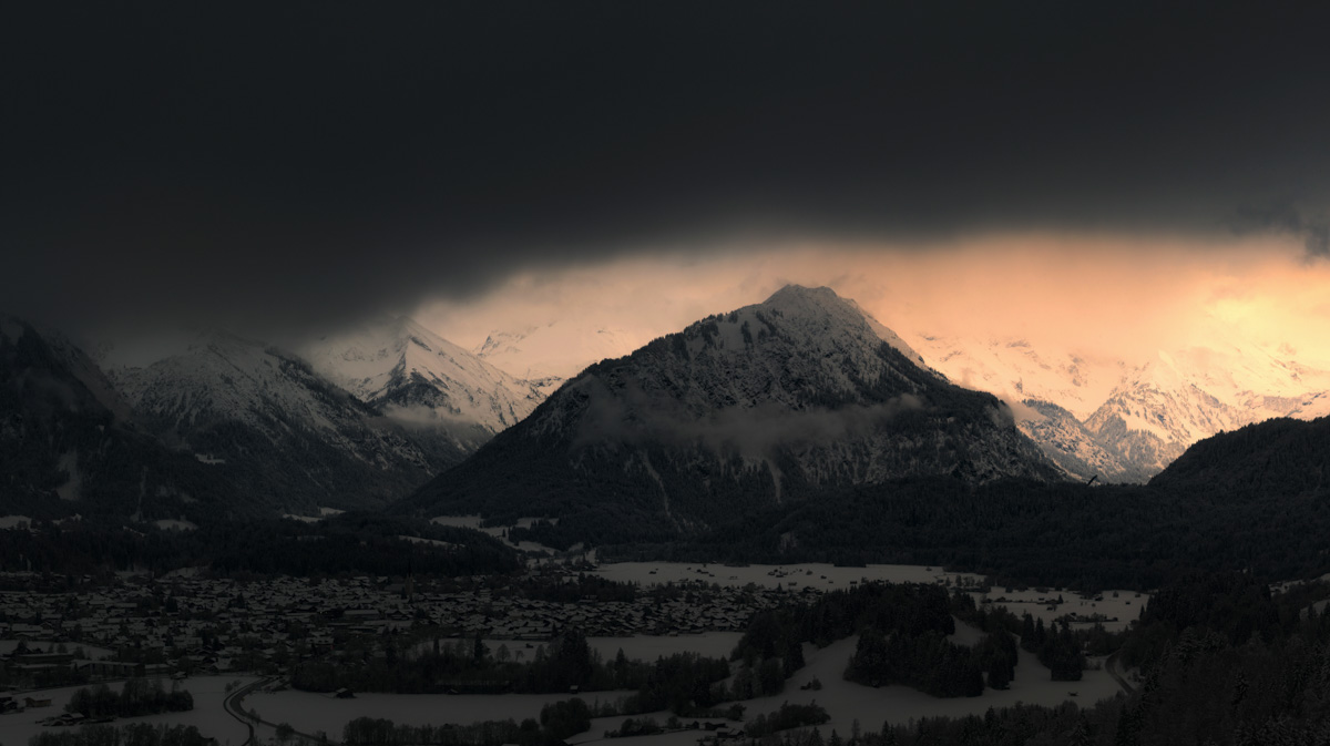 Himmelschrofen Oberstdorf, Dramatisches Winterpanorama mit verschneiten Allgäuer Alpen, Gewitterstimmung - Bergfotografie