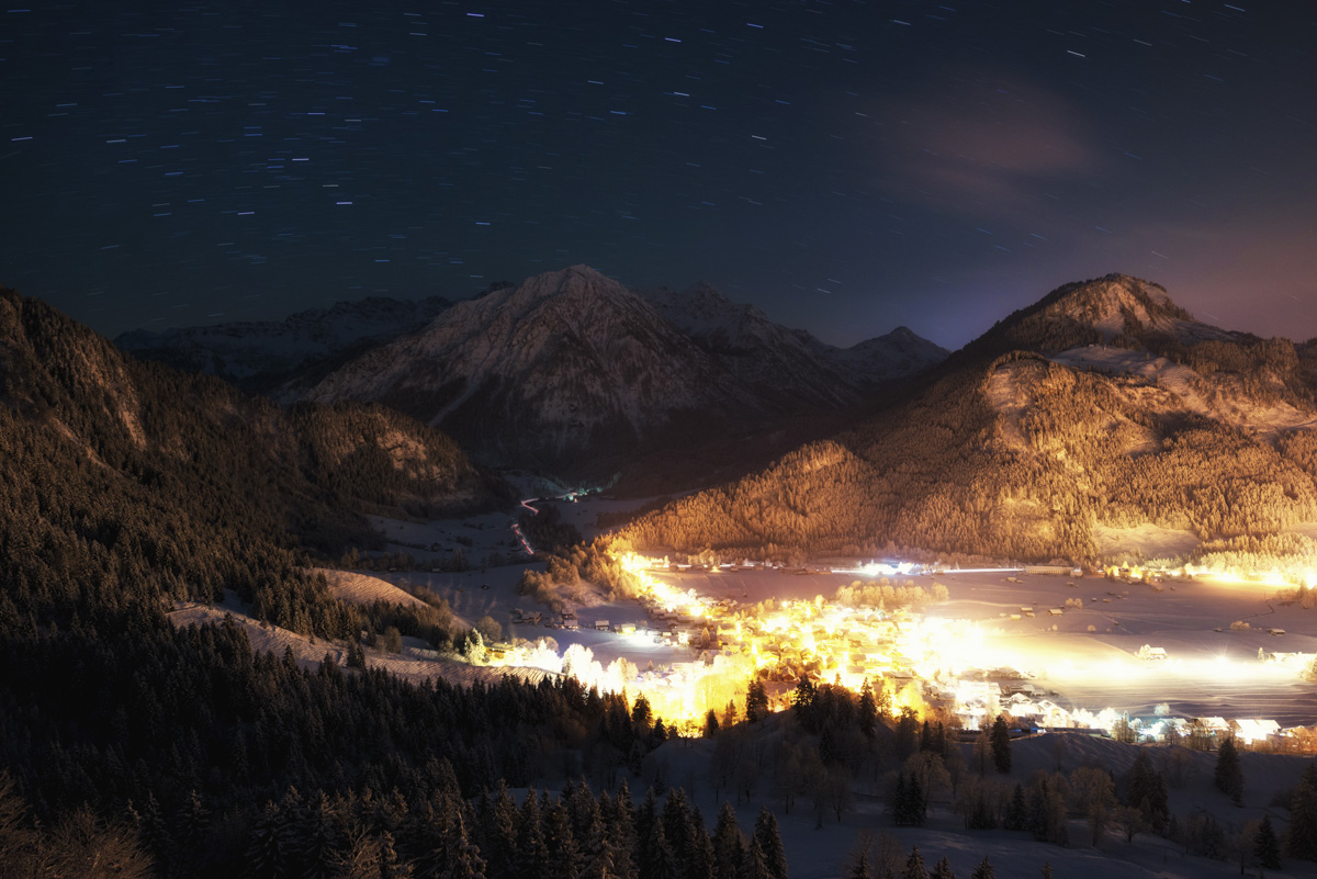 Imberger Horn Hindelang, Winterliche Berglandschaft bei Nacht mit Sternspuren, Lichtstimmung - Astrofotografie Oberallgäu