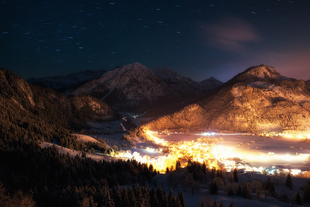Sternspuren über Hindelang, Warmes Lichtermeer im Bergtal vom Imberger Horn, Zeitlose Winternacht - Langzeitbelichtung