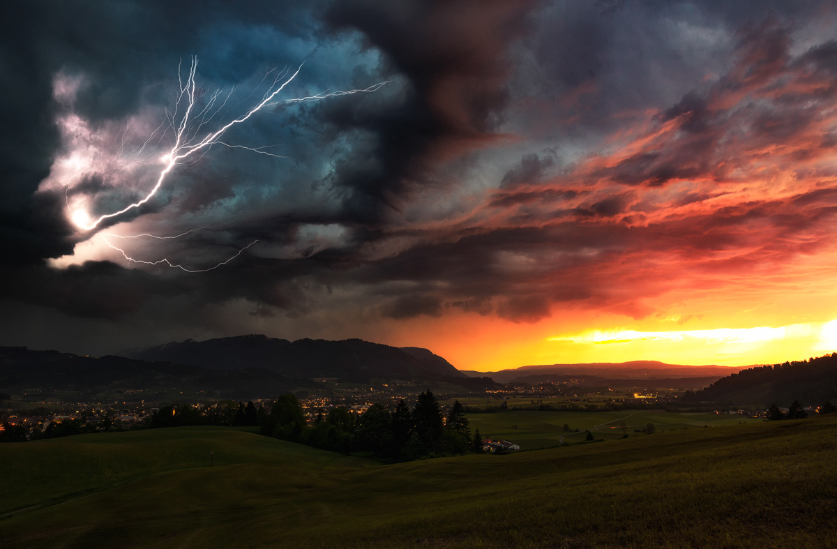 Sonthofen, Gewitterblitz über dem Grünten, Sonnenuntergang mit Unwetter - Landschaftsfotografie Oberallgäu