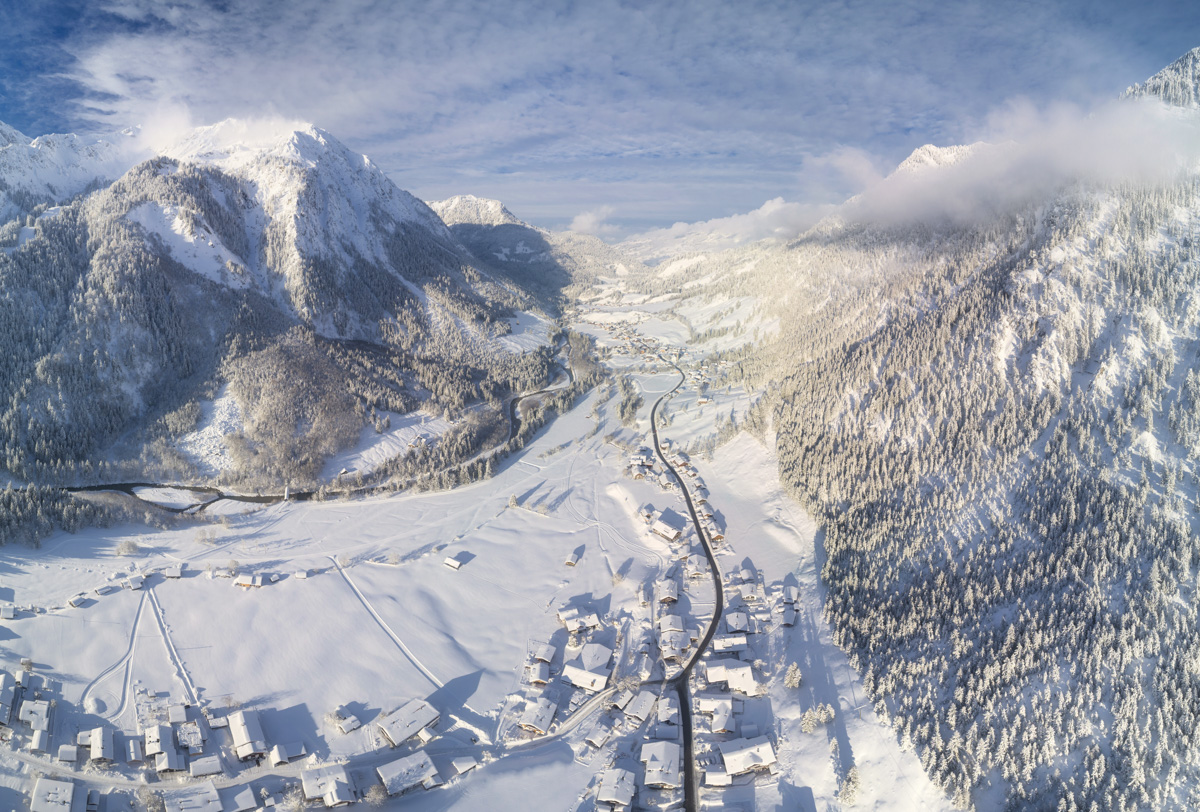 Hinterstein, Winterliches Luftbild des verschneiten Tals mit Ponten und Bschießer, Winterpanorama - Bergfotografie Oberallgäu