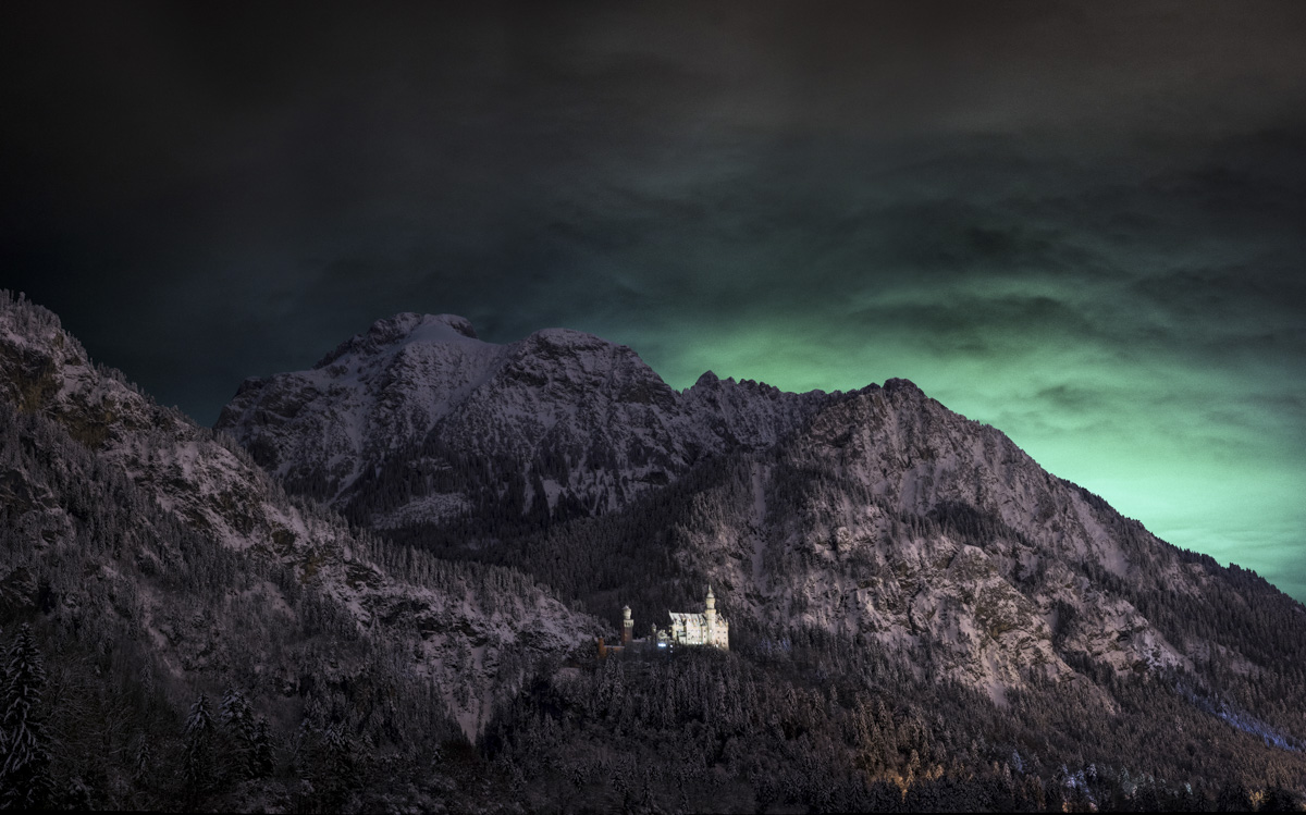 Schloss Neuschwanstein Füssen, Winterliche Bergkulisse mit grünem Himmel, Nachtstimmung - Landschaftsfotografie Ostallgäu
