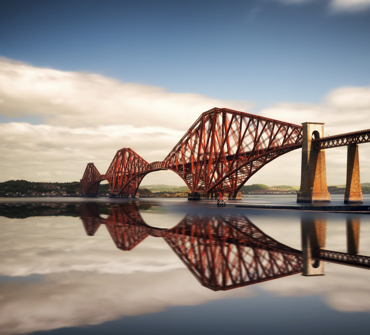 Edinburgh, Forth Bridge mit perfekter Spiegelung im Firth of Forth, Rotes Wahrzeichen - Architekturfotografie Schottland