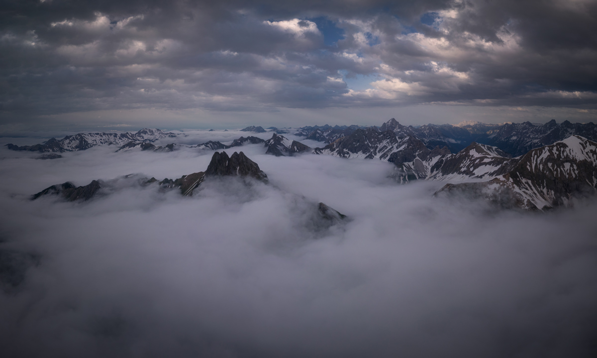 Oberstdorf, Berggipfel im Wolkenmeer, Dramatische Sommerstimmung - Bergfotografie Oberallgäu