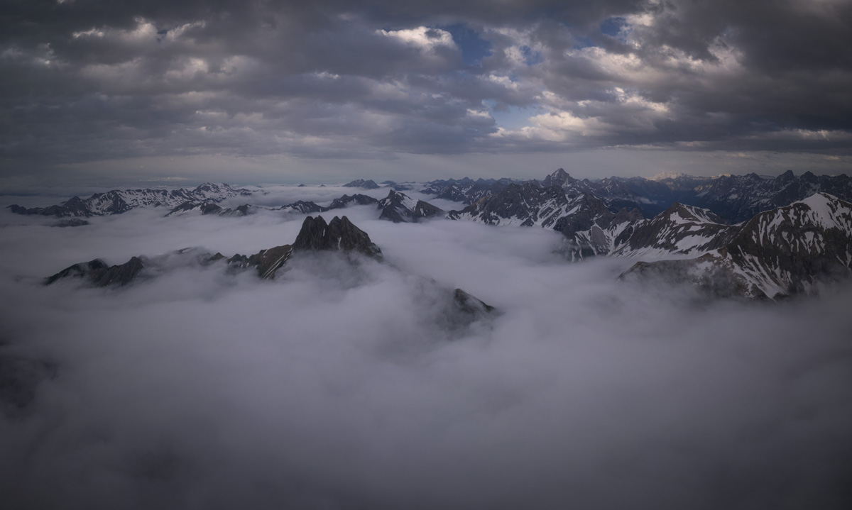 Oberstdorf, Dramatisches Nebelmeer mit Bergspitzen der Allgäuer Alpen, Gewitterstimmung - Bergfotografie Oberallgäu