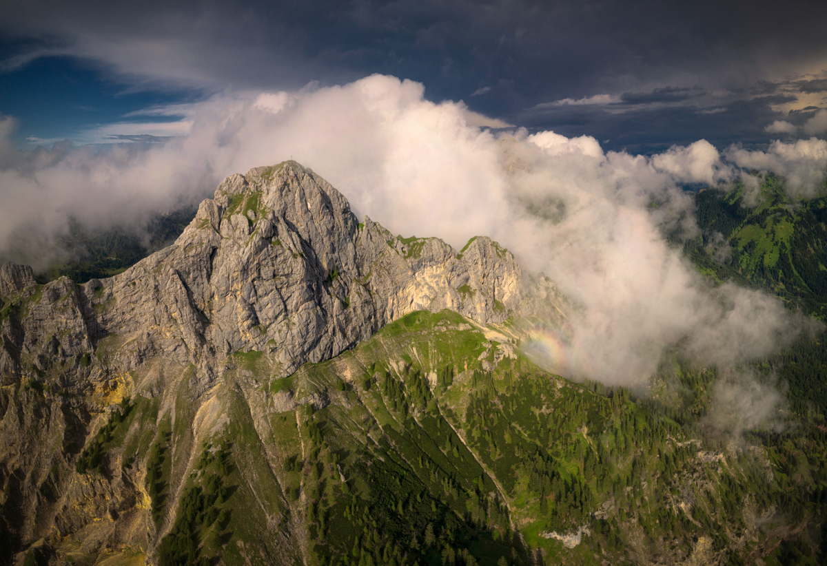 Hinterstein, Felsgipfel in Wolken, Herbstliche Bergstimmung - Bergfotografie Oberallgäu
