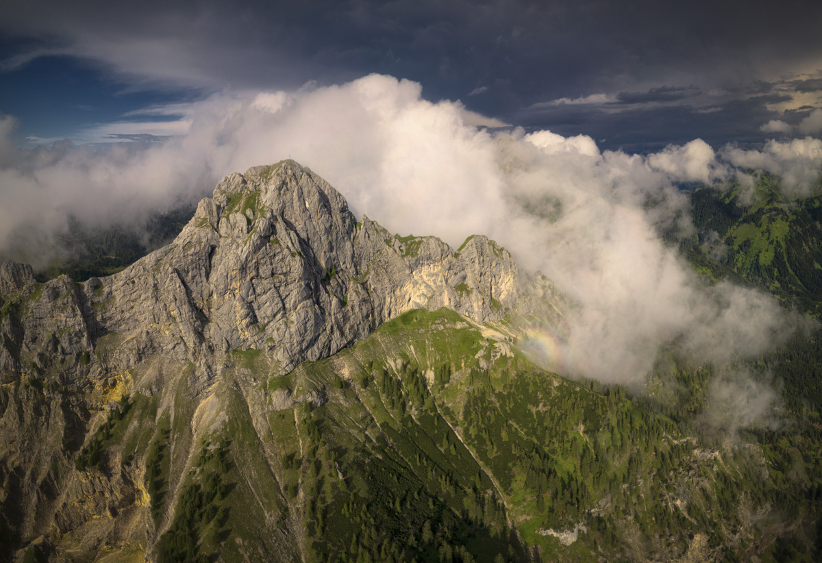 Hinterstein, Herbstliches Luftbild eines Berggipfels mit Wolken und Regenbogen, Bergpanorama - Bergfotografie Oberallgäu