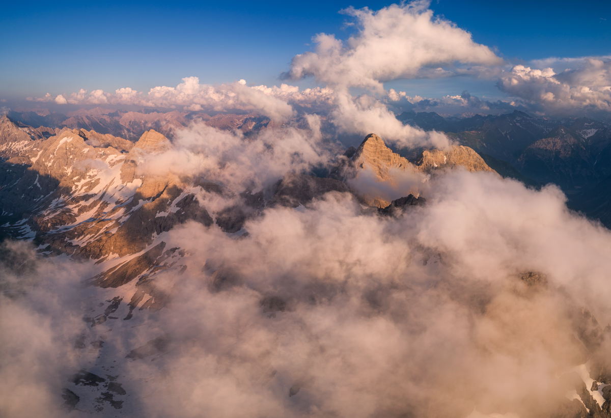 Hinterstein, Krottenkopf über dem Wolkenmeer, Herbstliches Abendlicht - Bergfotografie Allgäu
