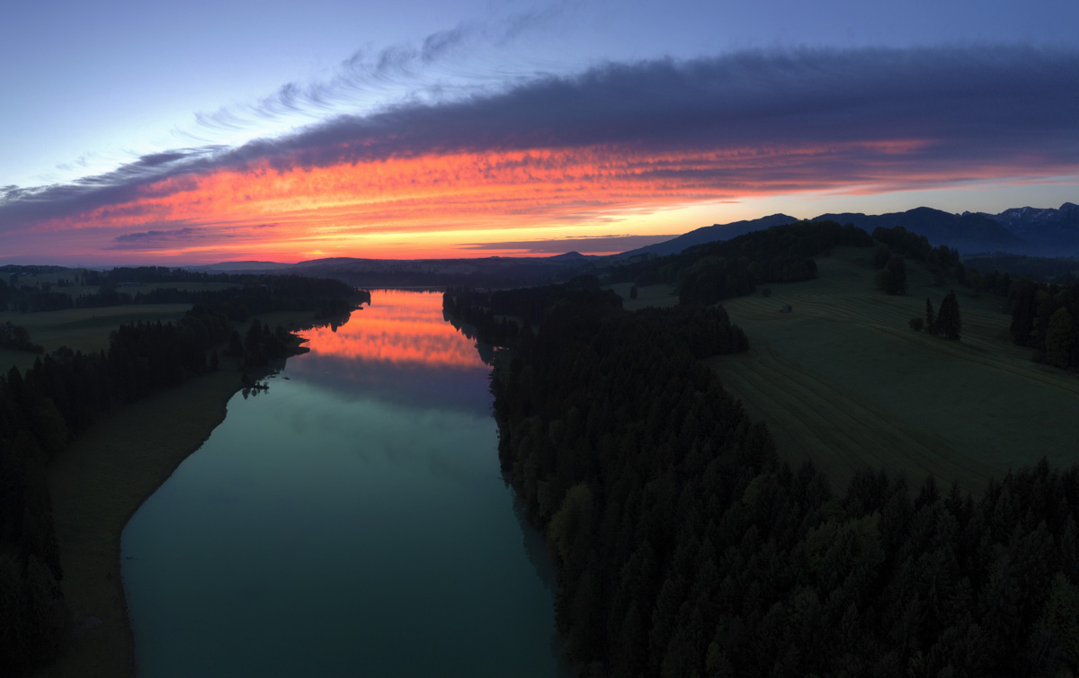 Forggensee Ostallgäu, Spektakulärer Sonnenaufgang über dem See mit Spiegelung, Morgenstimmung - Landschaftsfotografie Bayern