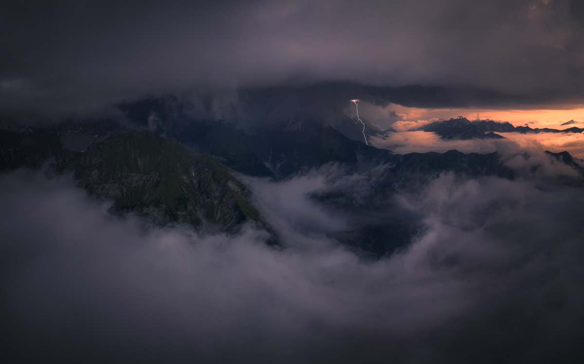 Oberstdorf Fürschießer, Blitz über den Allgäuer Alpen bei Sommergewitter, Gewitterstimmung - Wetterfotografie Oberallgäu
