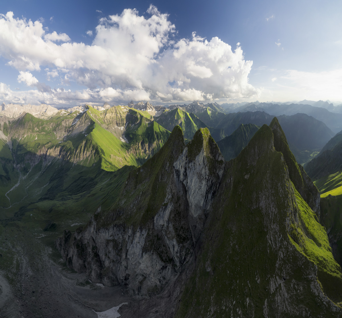 Oberstdorf Höfats, Sommerliches Luftbild der markanten Allgäuer Gipfel im Abendlicht, Alpenpanorama - Bergfotografie