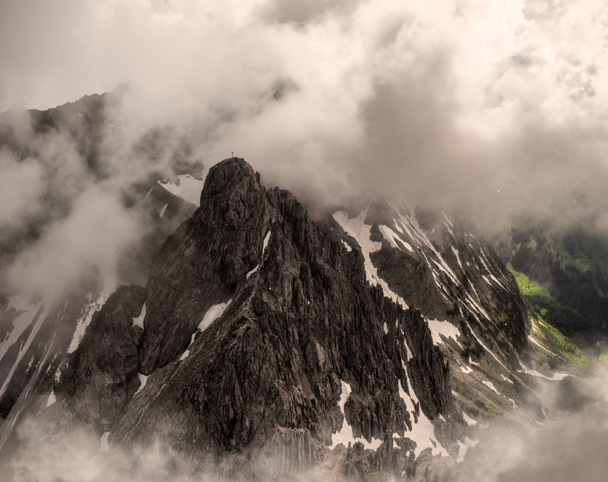 Kleinwalsertal, Ifen im Nebel, Düstere Frühlingsstimmung - Bergfotografie Vorarlberg