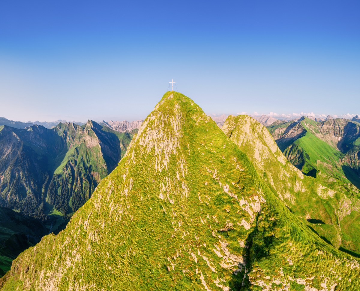 Höfats Allgäu, Markanter Berggipfel mit Gipfelkreuz im Sommer, Strahlend - Bergfotografie Oberallgäu