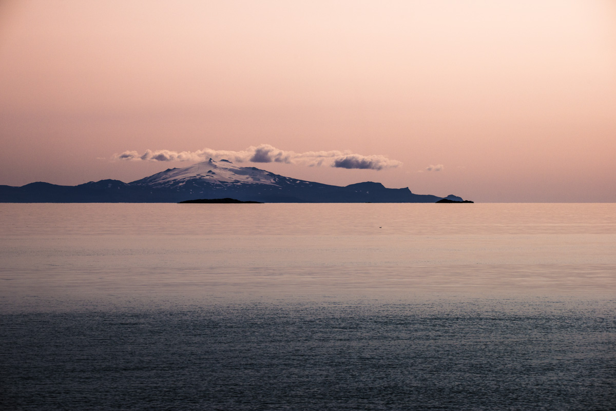 Snæfellsjökull bei Sonnenuntergang, Vulkan über ruhigem Meer in Rosa, Abendstimmung - Landschaftsfotografie Island