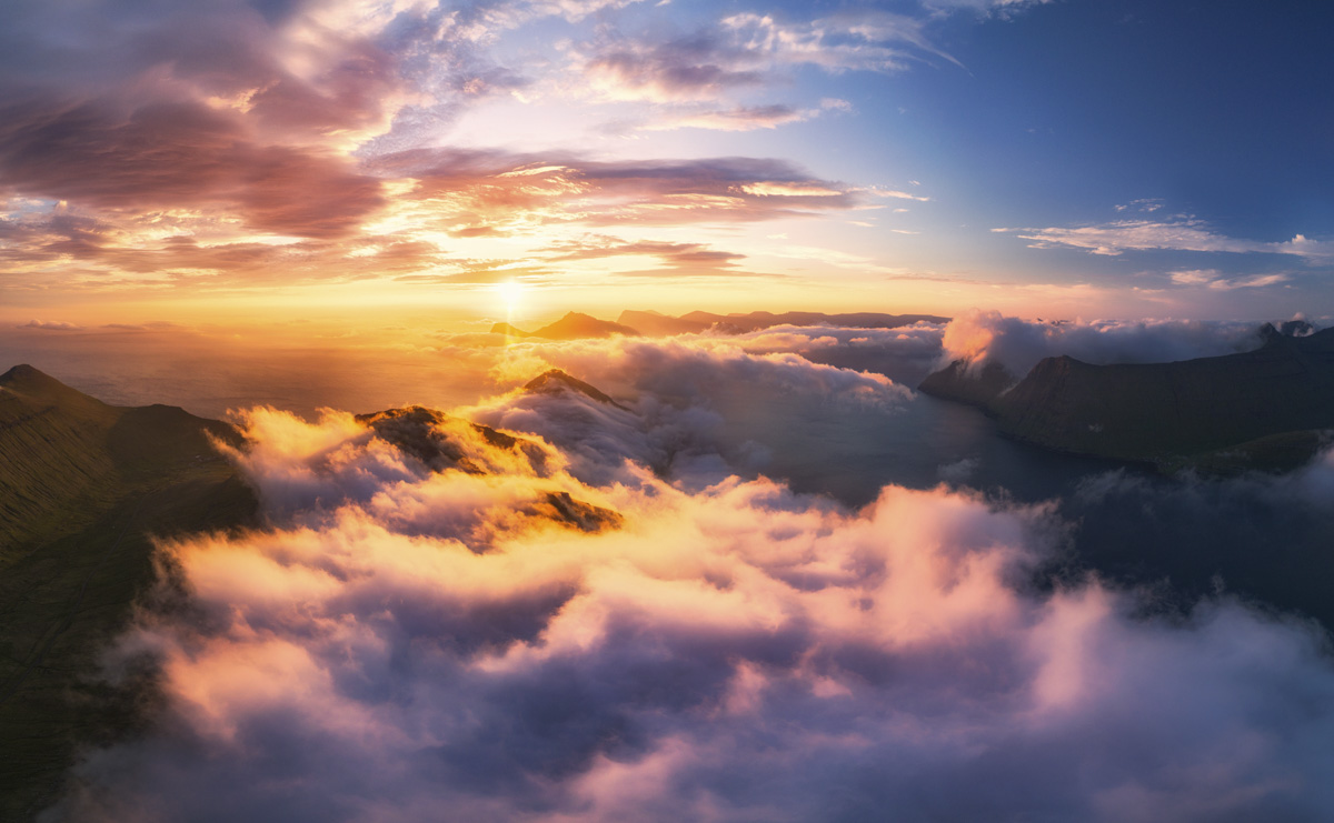 Färöer Sonnenuntergang über den Wolken, Goldenes Nebelmeer mit Berggipfeln im Abendlicht, Magische Stimmung