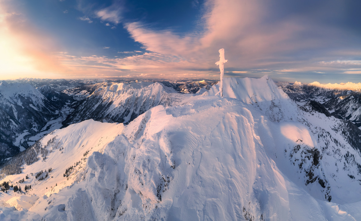 Hinterstein, Gipfelkreuz im Alpenglühen, Winterpanorama - Bergfotografie Oberallgäu