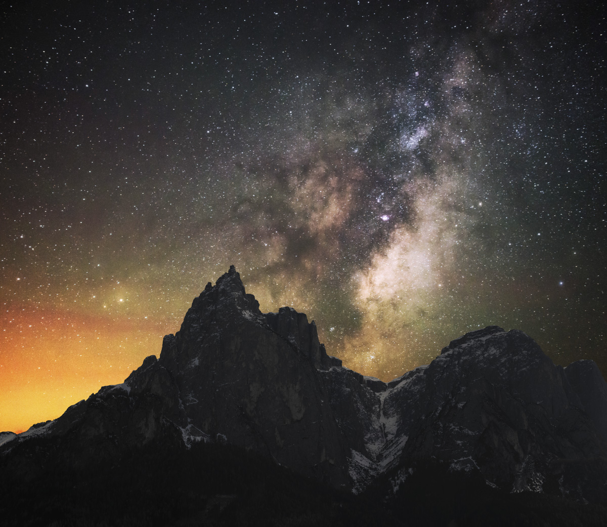 Dolomiten, Milchstraße über markanten Felsgipfeln in Frühlingsnacht, Nachtstimmung - Astrofotografie Südtirol