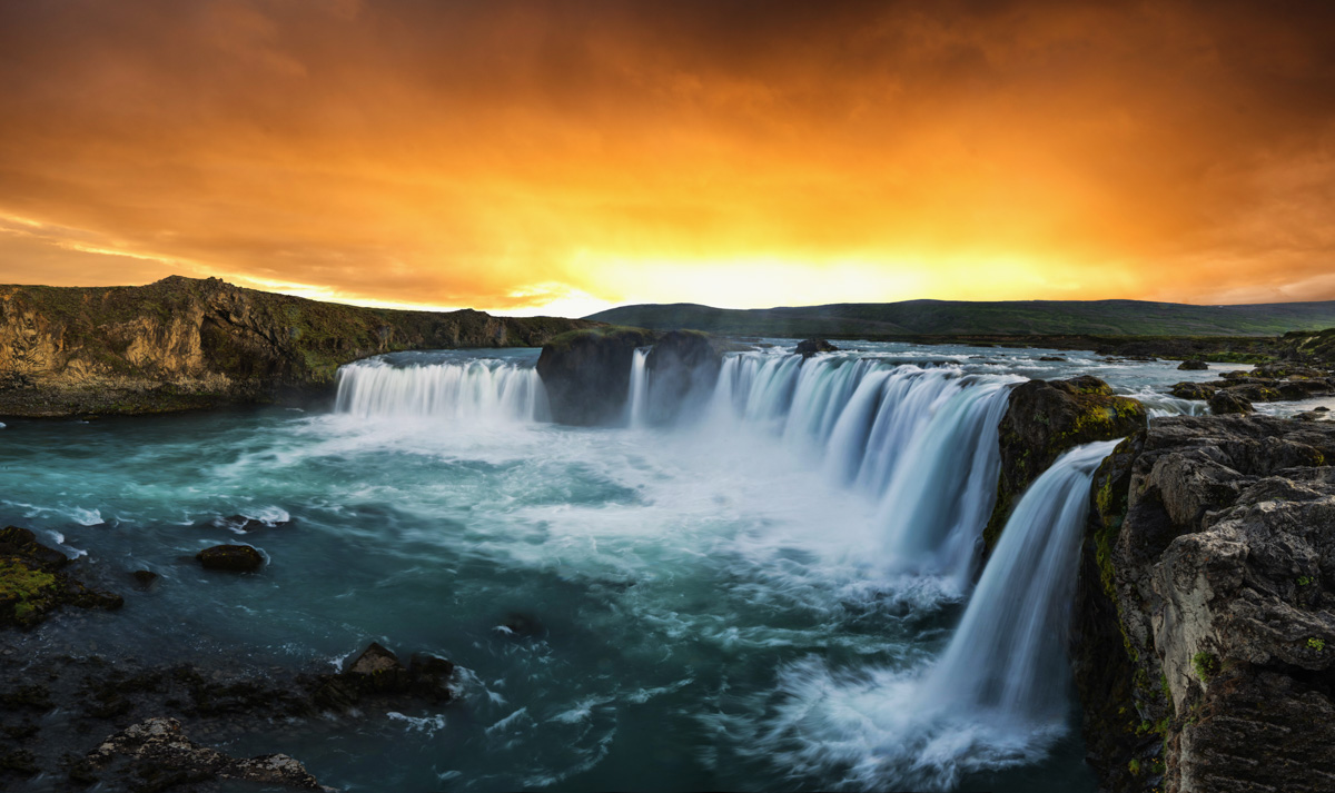 Goðafoss Wasserfall, Götterwasserfall bei brennendem Sonnenuntergang, Langzeitbelichtung - Landschaftsfotografie Island