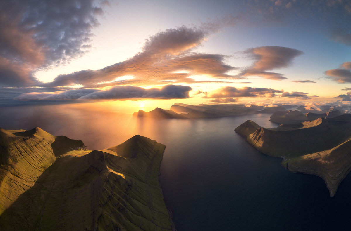 Eysturoy Sonnenuntergang Färöer, Goldenes Abendlicht über Fjorden und Kalsoy bei Funningur, Epische Weite