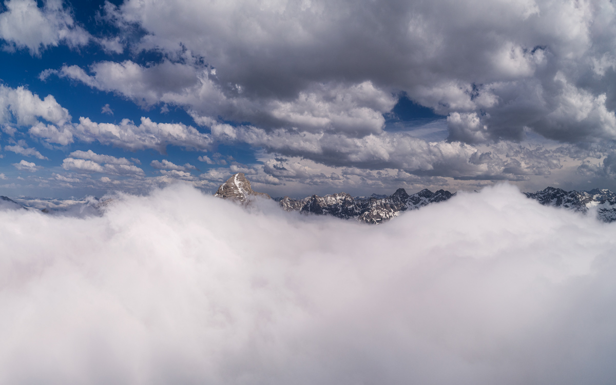 Oberstdorf, Berggipfel über dem Wolkenmeer, Sommerlicher Himmelblick - Bergfotografie Oberallgäu