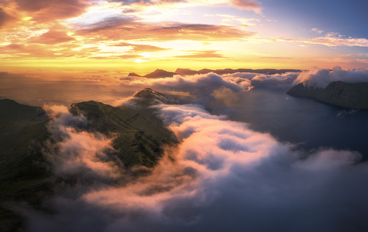 Färöer Wolkenmeer Sonnenuntergang, Nebelwolken über Eysturoy und Kalsoy im warmen Abendlicht, Himmlische Perspektive