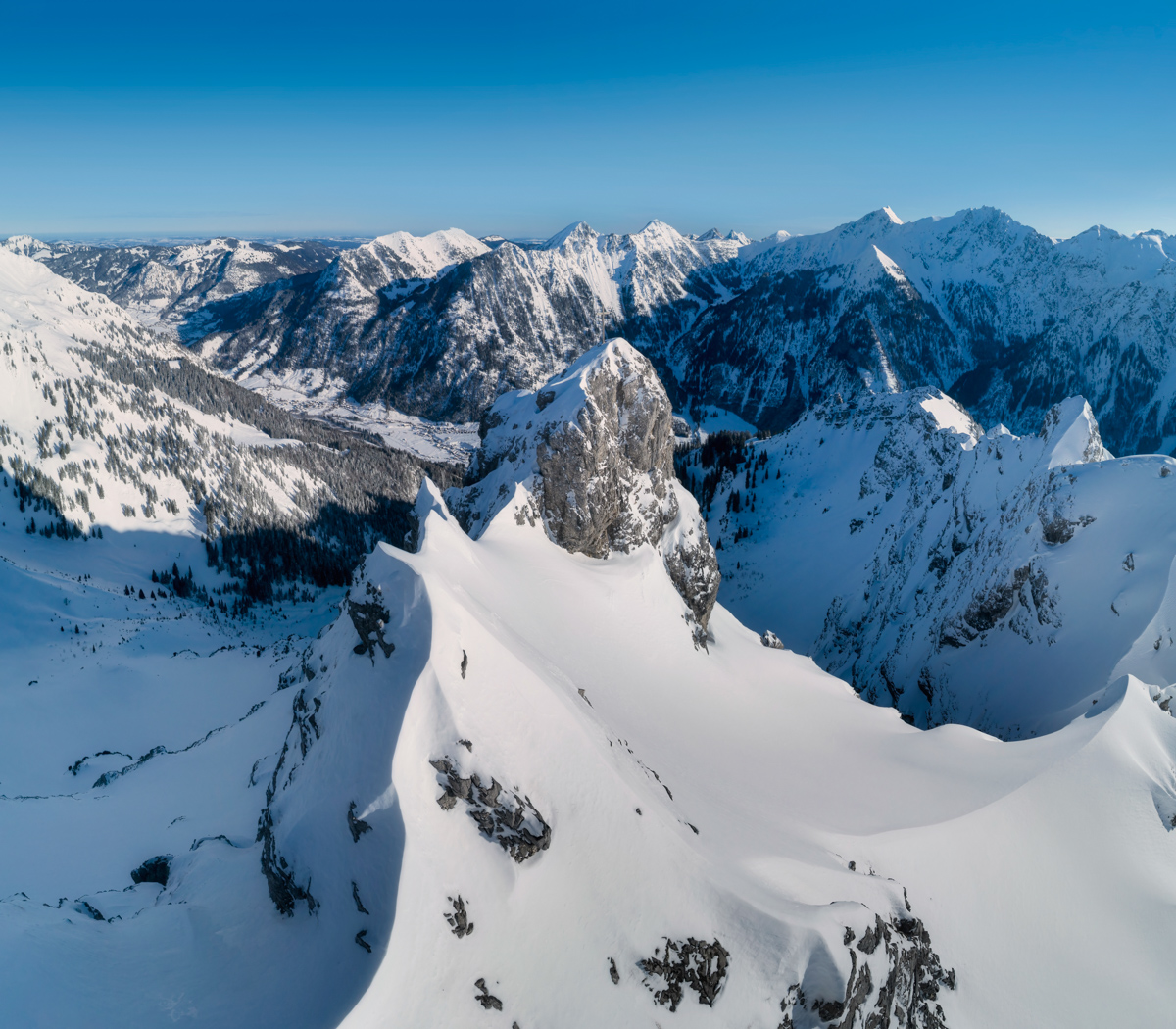 Hinterstein, Kleiner Daumen im Tiefschnee, Winterpanorama über dem Tal - Bergfotografie Oberallgäu