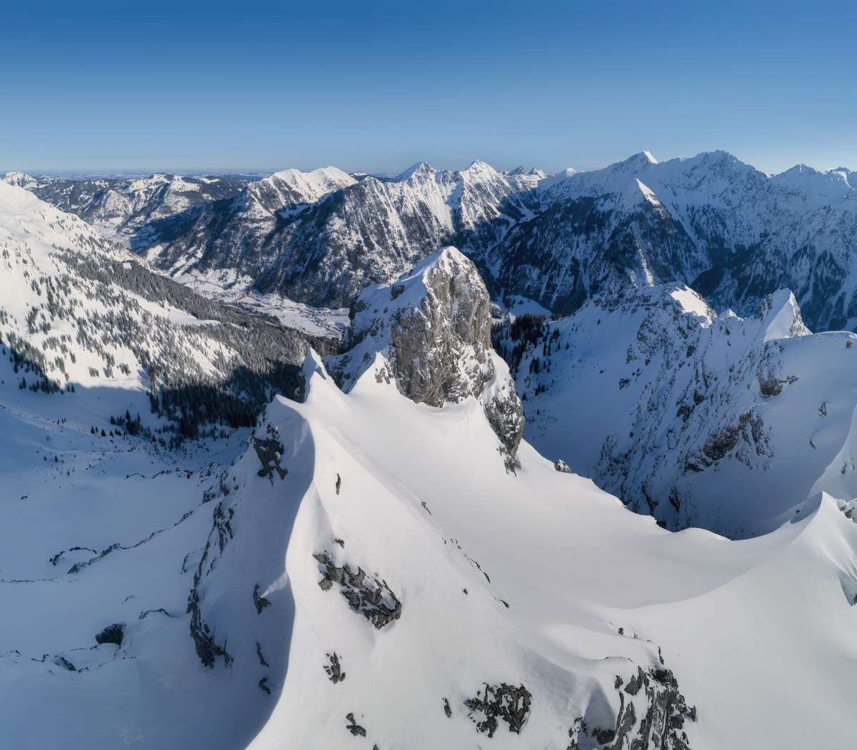 Hindelanger Klettersteig, Verschneiter Kleiner Daumen im Winter, Alpines Bergpanorama - Bergfotografie Allgäu