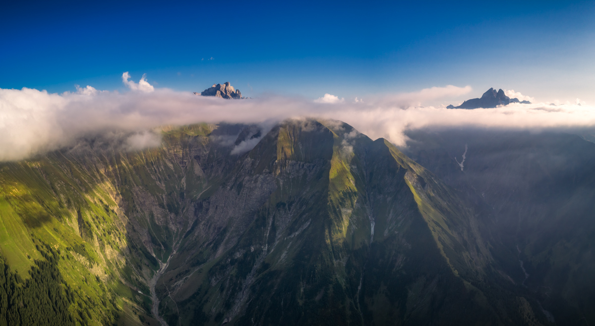 Oberstdorf, Krottenkopf und Hornbachkette, Sommergrün über tiefen Tälern - Bergfotografie Oberallgäu