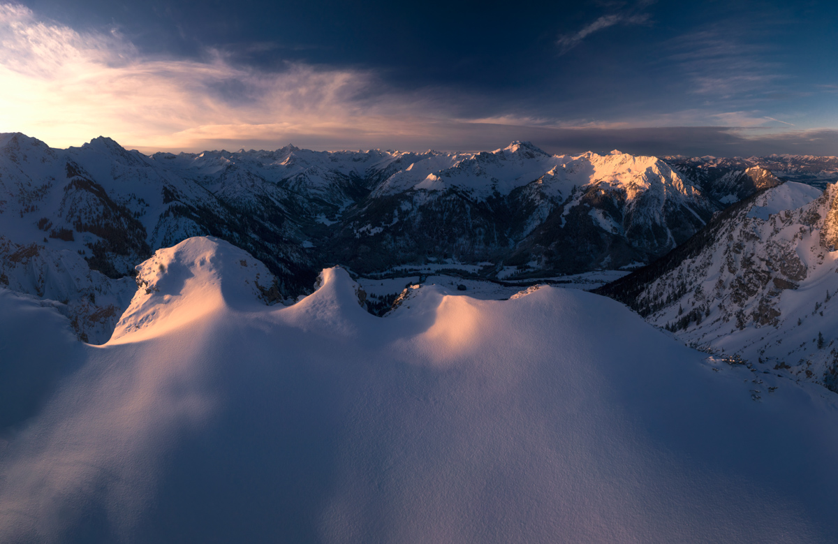 Hinterstein, Winterabend in der Blauen Stunde, Verschneites Bergpanorama - Bergfotografie Oberallgäu