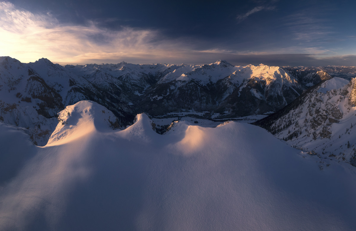 Hinterstein, Winterpanorama bei Sonnenuntergang, Goldenes Licht auf verschneiten Gipfeln - Bergfotografie Allgäu