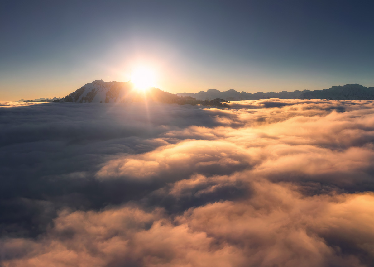 Grünten, Nebelmeer bei Sonnenaufgang mit warmem Goldlicht, Winterzauber über den Wolken - Bergfotografie Allgäu