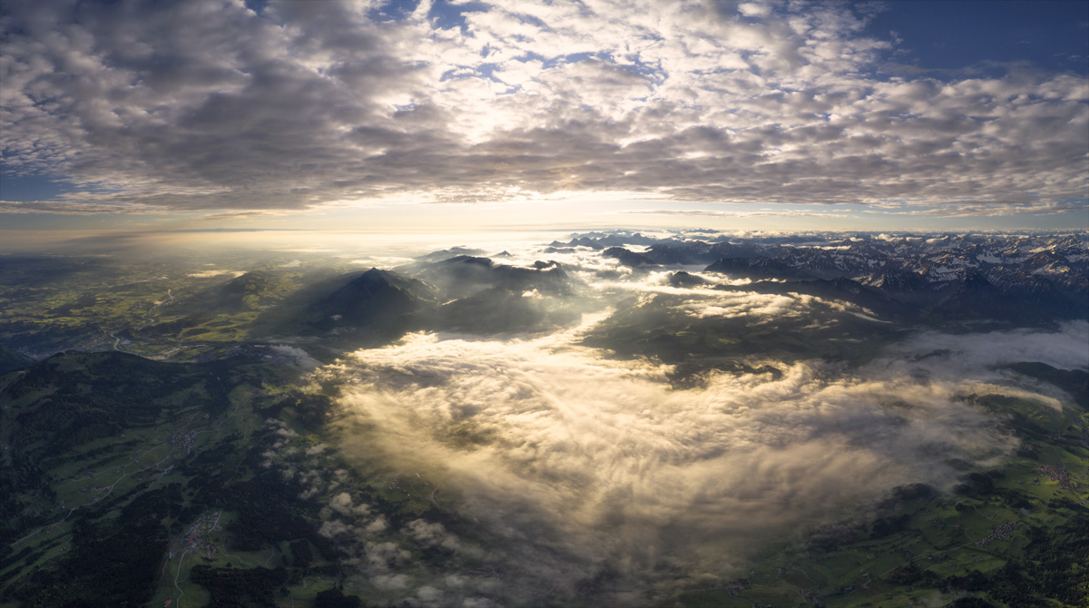 Grünten, Sommer-Luftbild über Wolkendecke bei Sonthofen, Weite Berglandschaft - Bergfotografie Allgäu