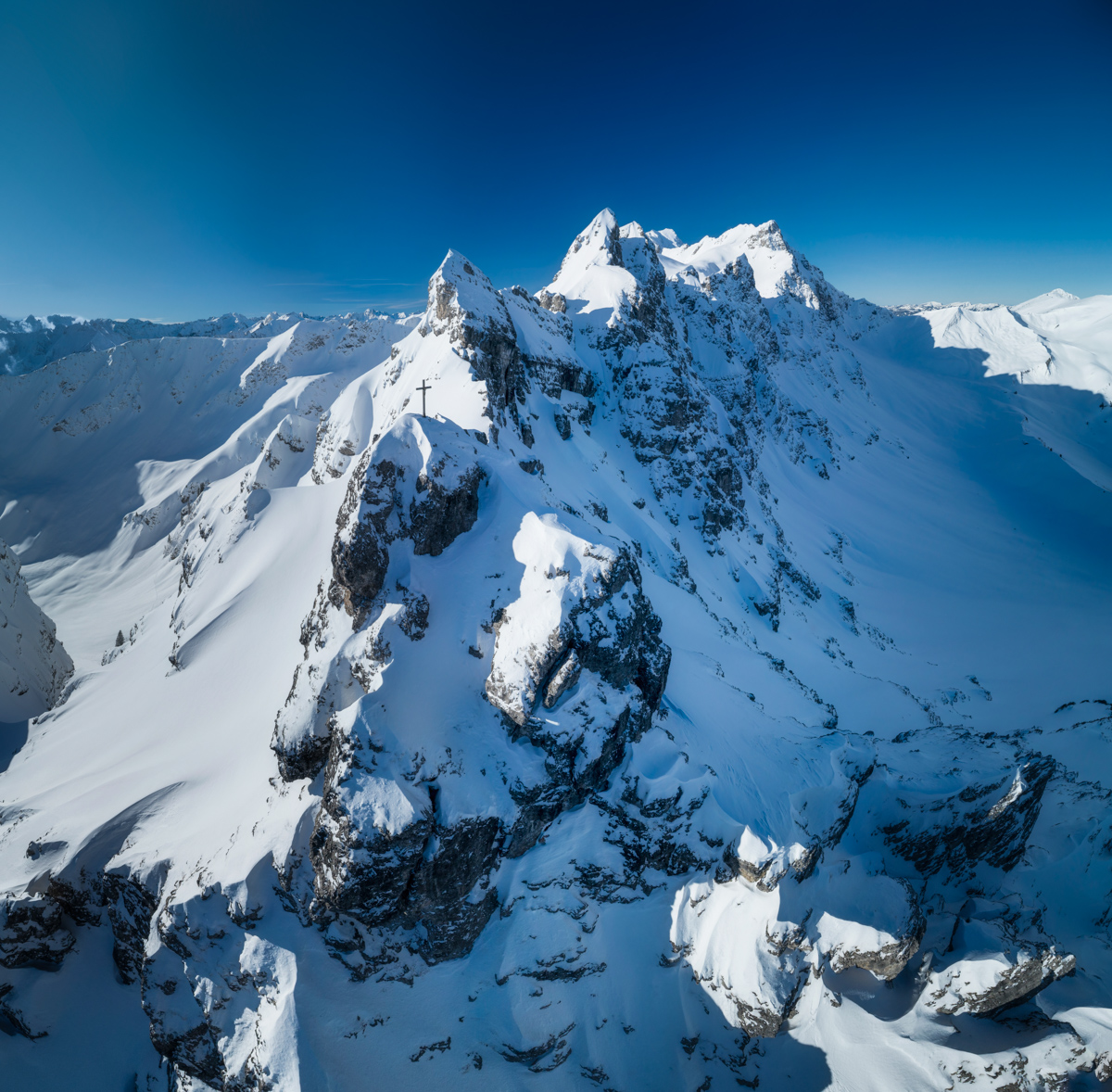 Hinterstein, Kleiner Daumen mit Gipfelkreuz, Kristallklarer Wintertag - Bergfotografie Oberallgäu