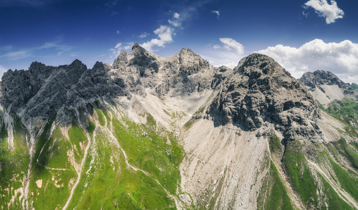 Oberstdorf, Schroffe Felsgipfel, Sommerblauer Himmel - Bergfotografie Allgäu
