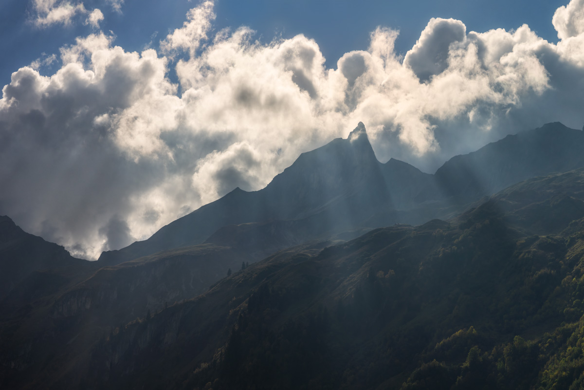 Schneck und Hochvogel, Mystische Wolkenstimmung bei Hinterstein, Herbstliche Berglandschaft - Bergfotografie Allgäu