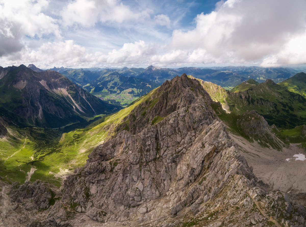 Kleinwalsertal, Felsgrat mit Weitblick, Sommerliches Bergpanorama - Bergfotografie Vorarlberg